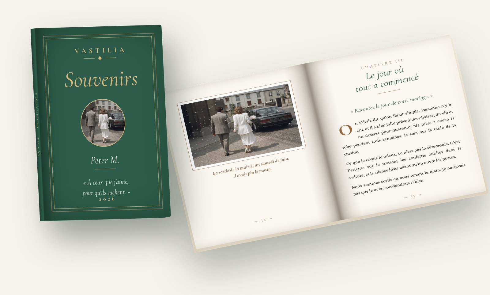 Le livre Vastilia : couverture vert forêt aux filets dorés portant le titre « Souvenirs », et double page intérieure avec une photo de famille légendée en regard d'un récit