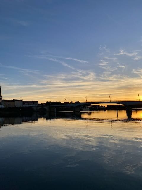 Le pont de Saint-Jean-de-Losne et le clocher au soleil couchant